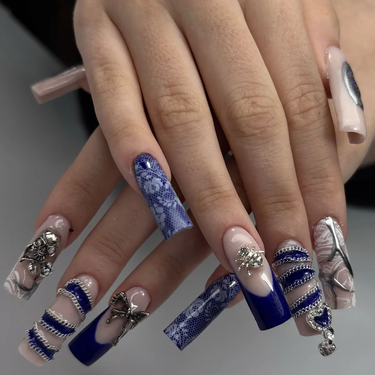 Niebieska stylizacja paznokci Studio REVER Beauty