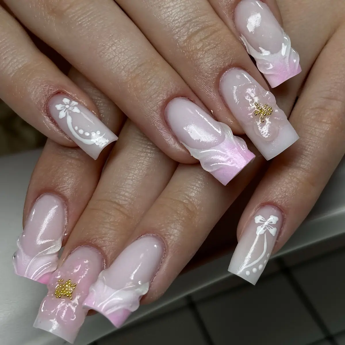 Różowa stylizacja paznokci Studio REVER Beauty